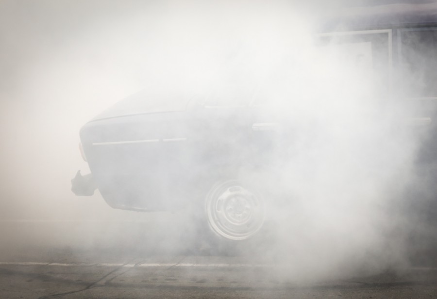 Qu'est-ce qui cause la fumée blanche dans une voiture ?